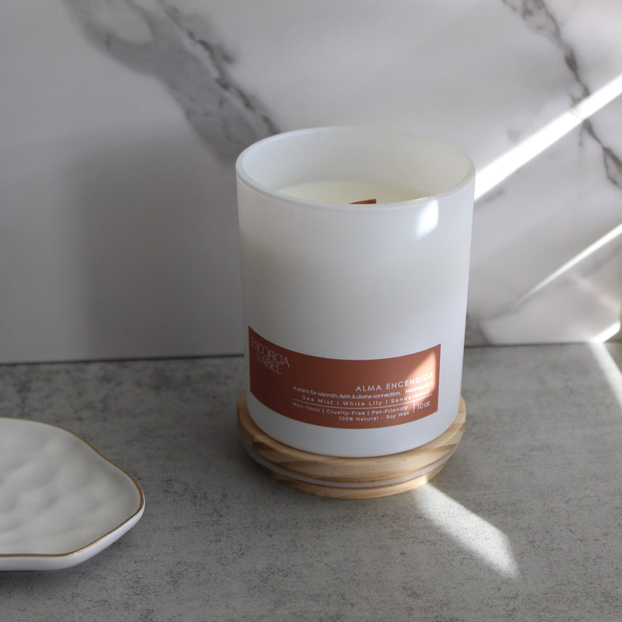 white lily scented candle Alma Encendida – Sandalwood & White Lily Candle