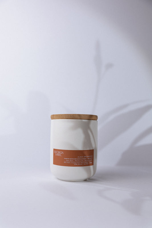 Alma Encendida – Sandalwood & White Lily Candle