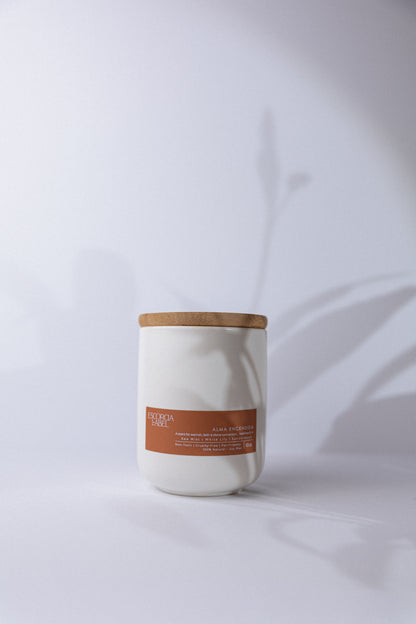 Alma Encendida – Vela de Sándalo y Lirio Blanco